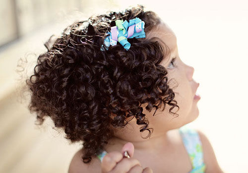 5 penteados para cabelo cacheado infantil - Minha Vida